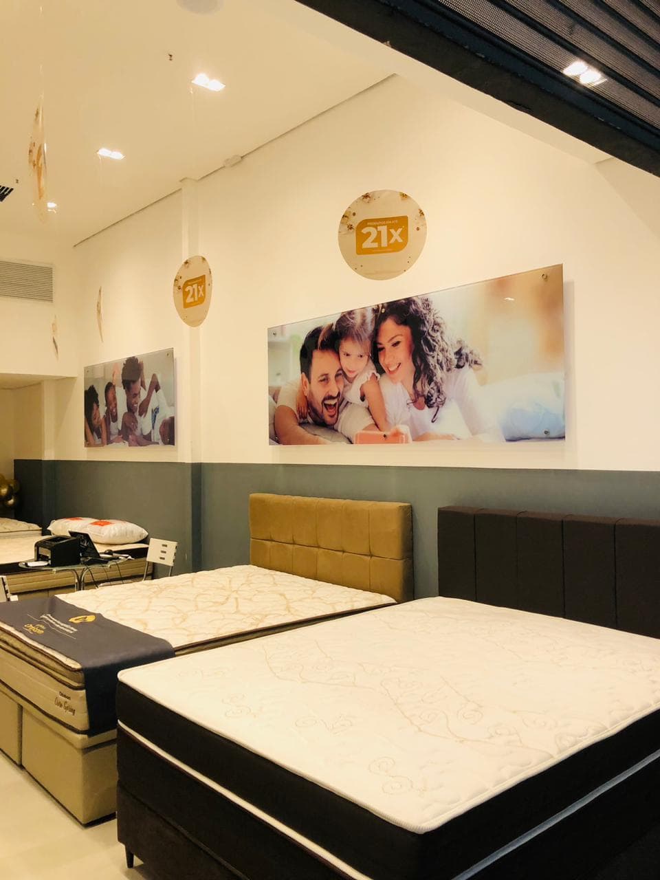 Painél em vidro adesivado